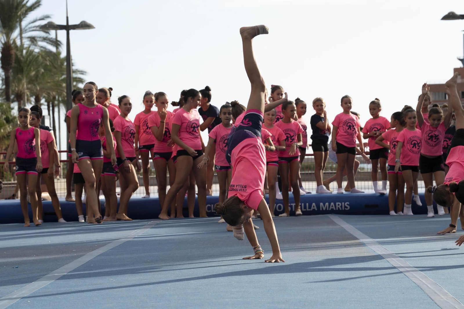 Los jugadores de la UDA Thalys y Andrés firman autógrafos