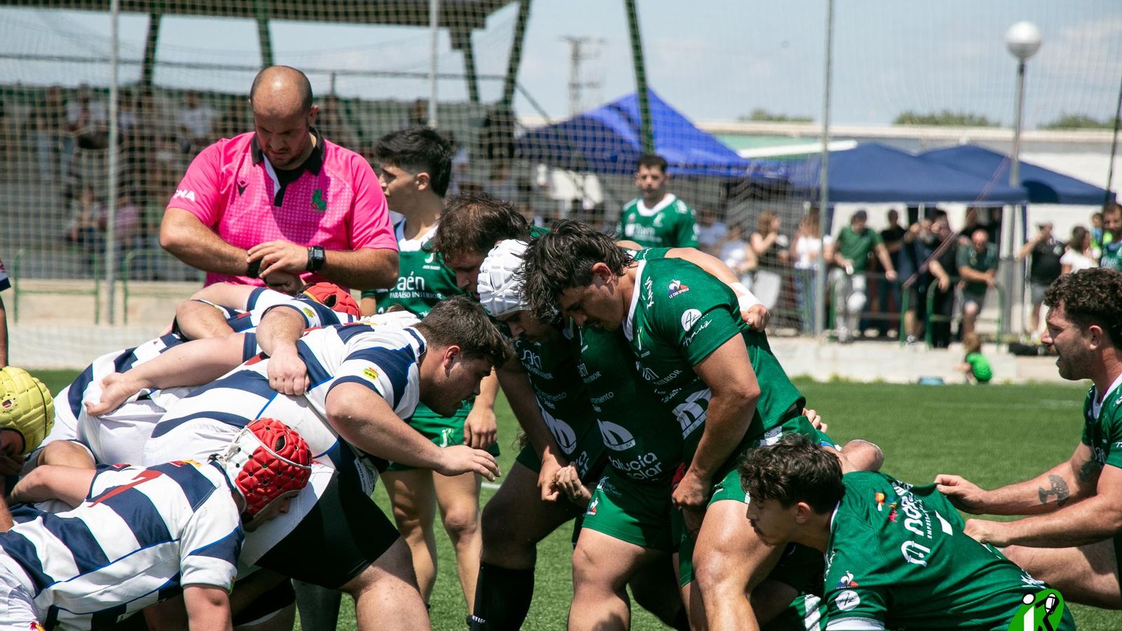Los jugadores de ambos equipos se preparan para una melé.