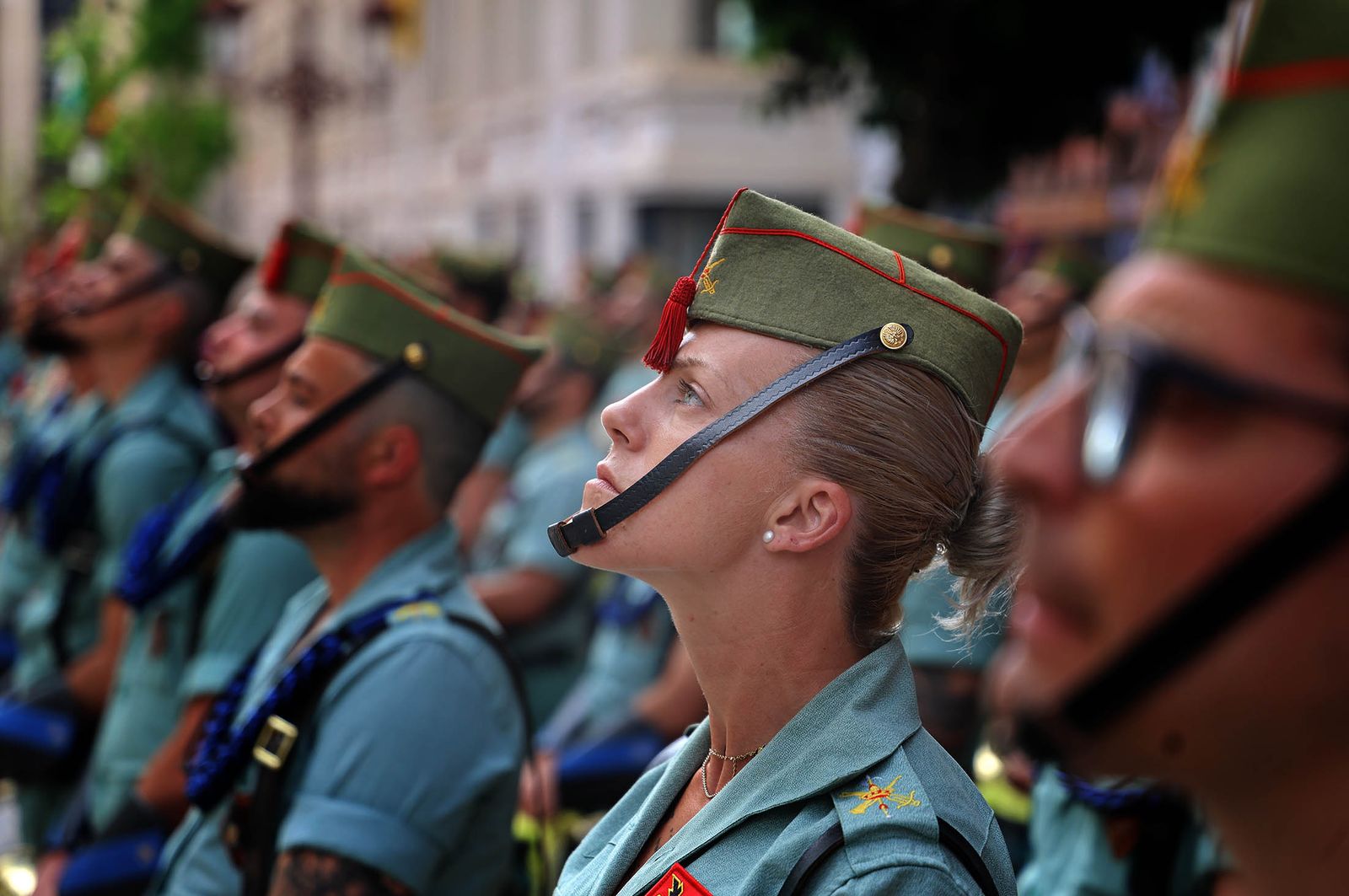 Sábado de Pasión: Imágenes de la procesión del Cristo de la Vera+Cruz portado por el Grupo de Caballería Ligero Acorazado 'Reyes Católicos' II de la Legión de Ronda