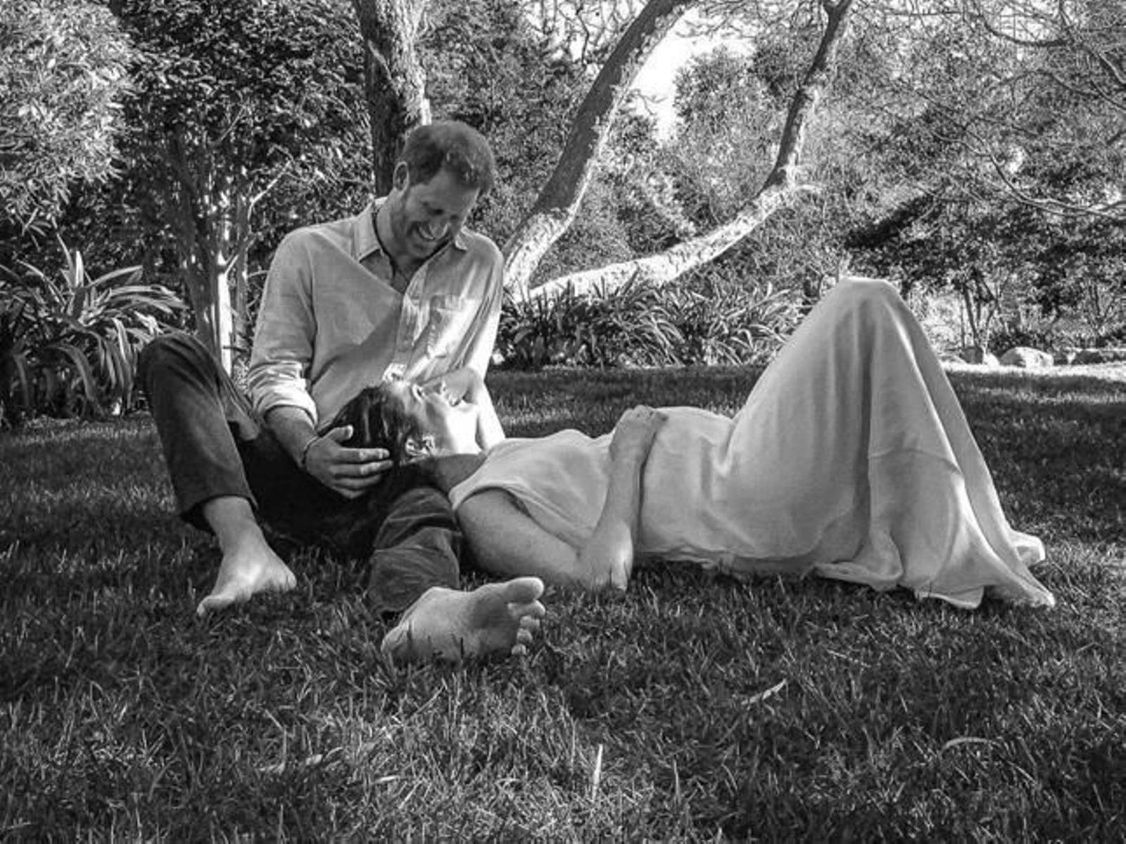 El príncipe Enrique mira a su esposa, a quien ya se le nota 'barriguita'.