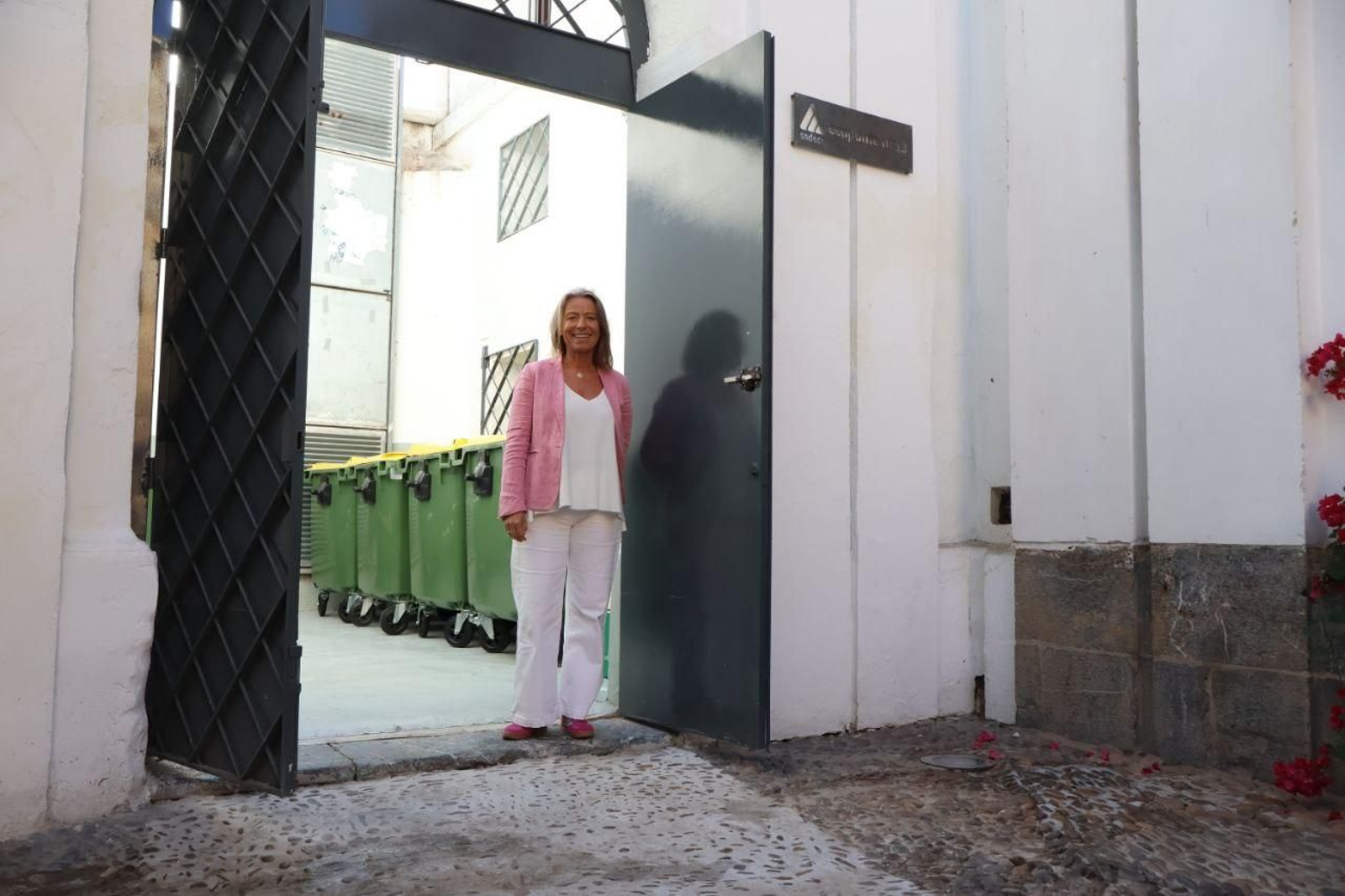 Isabel Albás posa junto al nuevo ecopunto. Isabel Albás posa junto al nuevo ecopunto.
