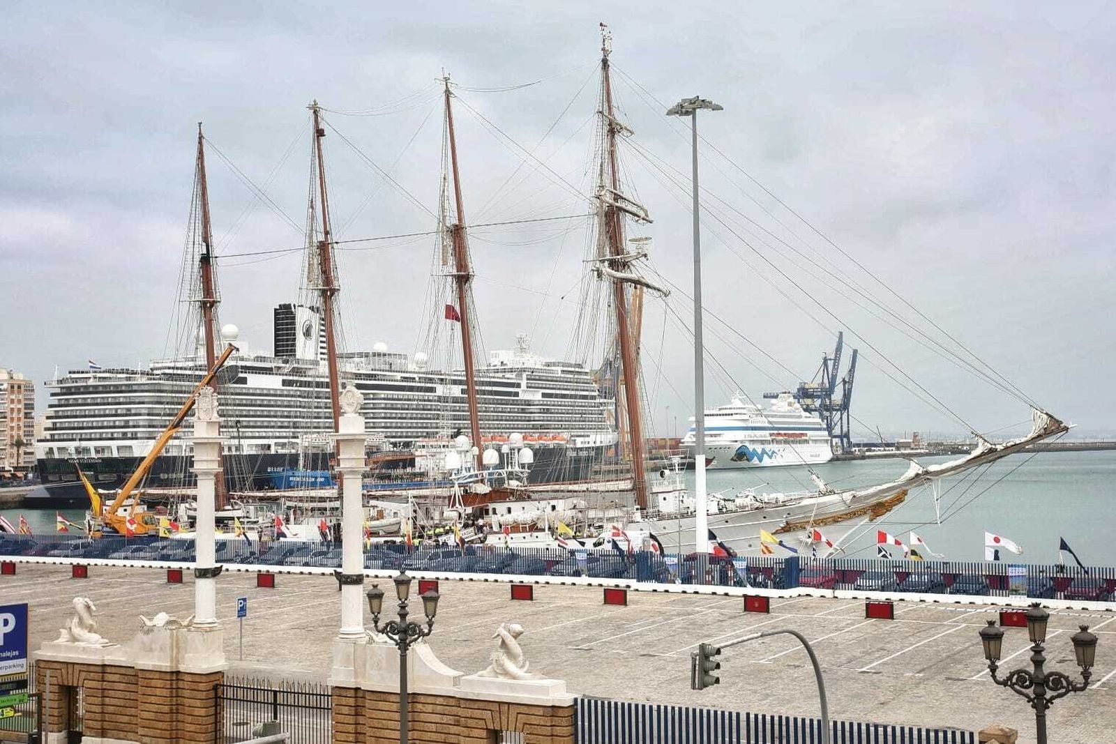El 'Juan Sebastián de Elcano' atracado en Cádiz.