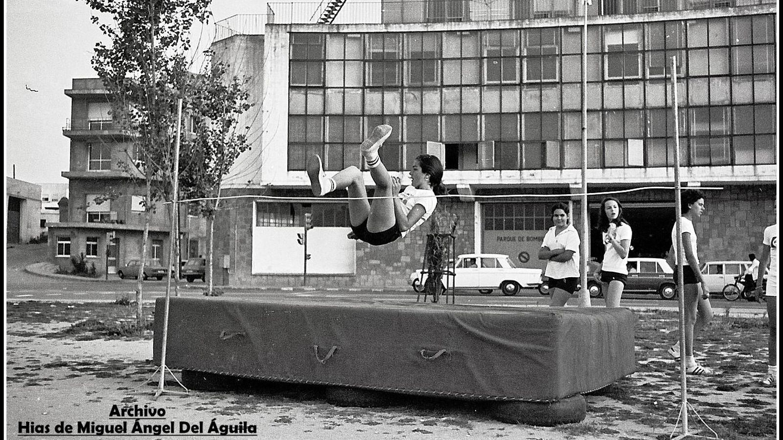 Entrenamiento público frente al parque de bomberos