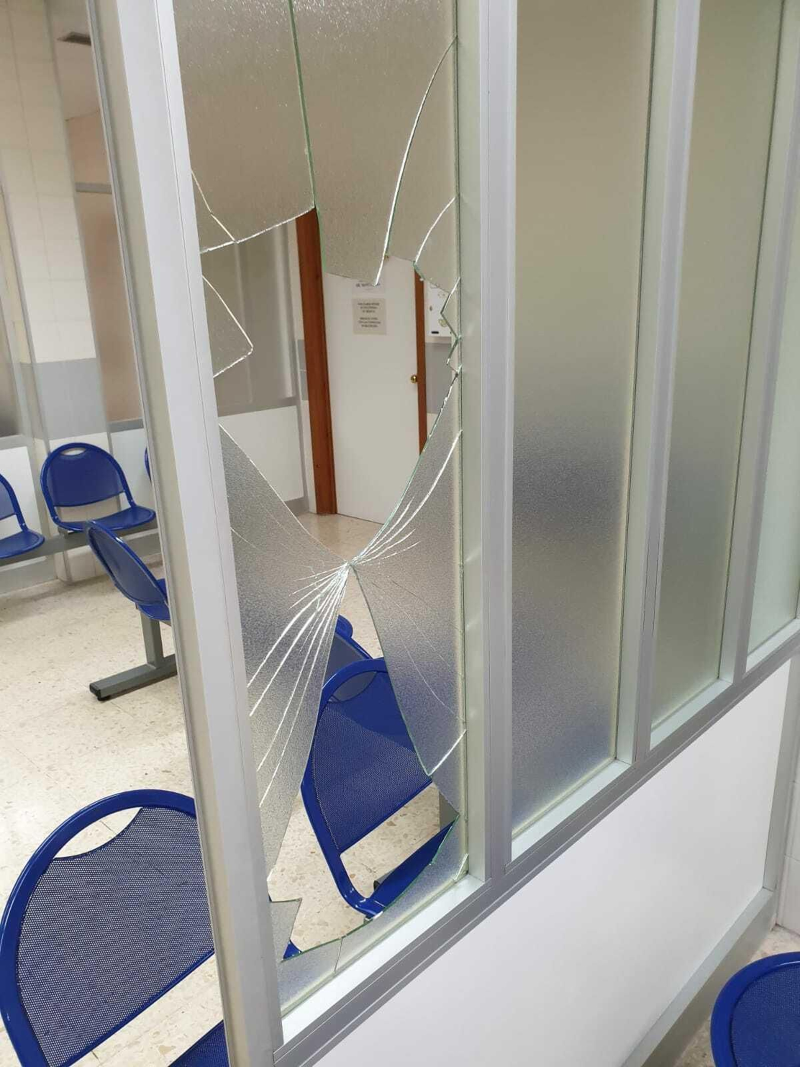 Un paciente rompe a cabezazos las mamparas de centro de salud y amenaza con matar al personal Un paciente rompe a cabezazos las mamparas de centro de salud y amenaza con matar al personal
