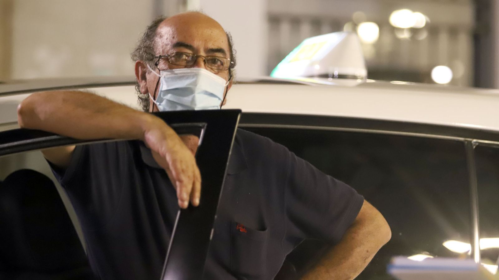 Manuel, en su taxi en la parada de la plaza de Las Monjas.