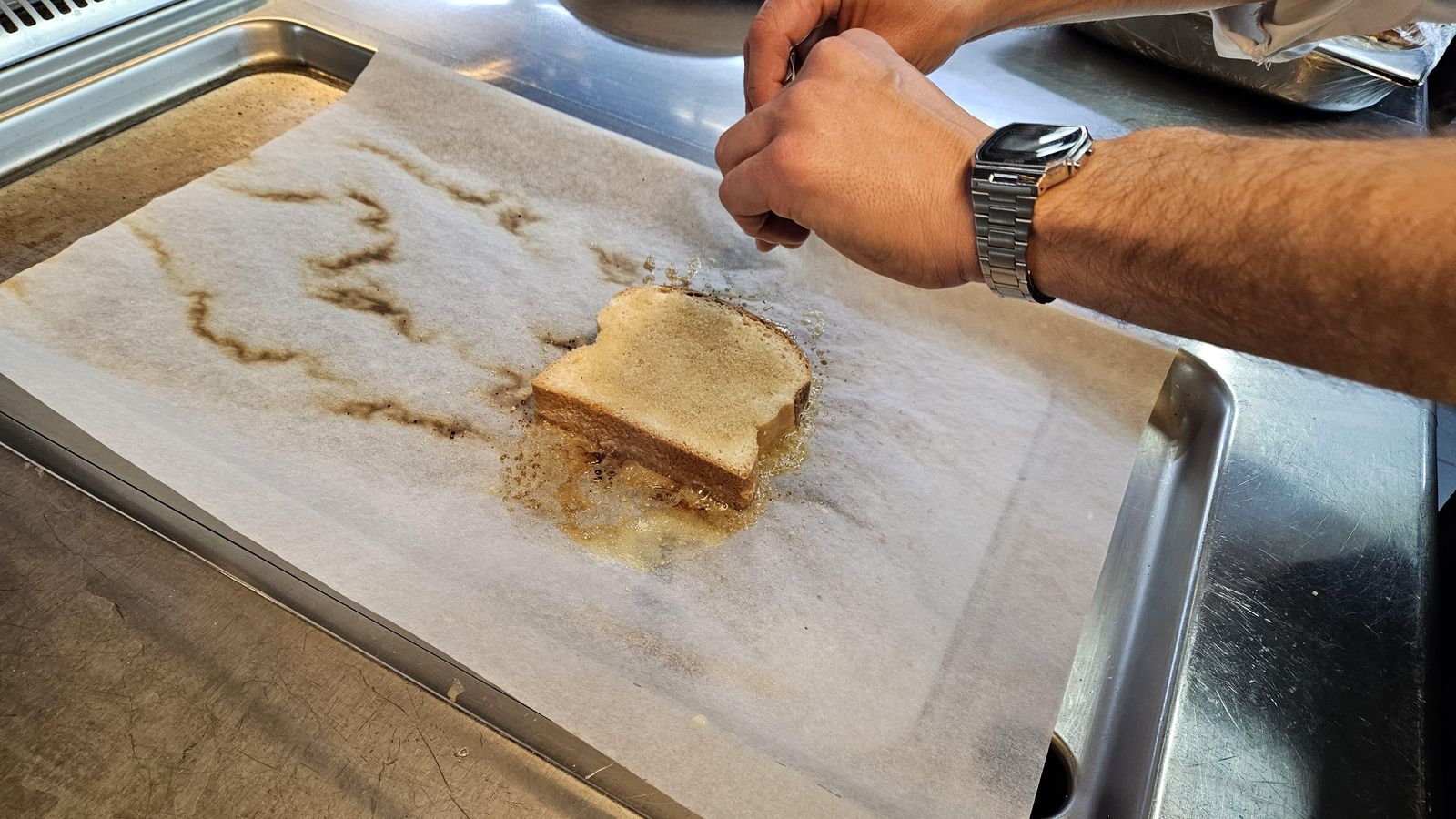 Torrija marcada en la plancha durante el último paso