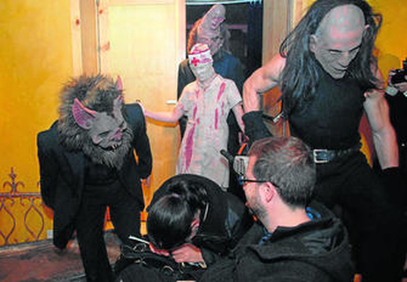 Los integrantes de El Circo de los horrores tomaron ayer las calles de San Fernando.