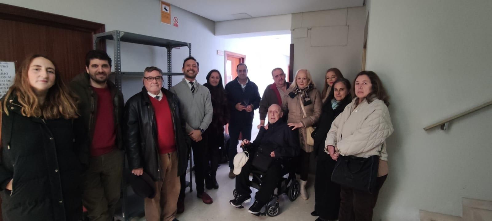 Una representación del colectivo vecinal, tras salir de la vista.