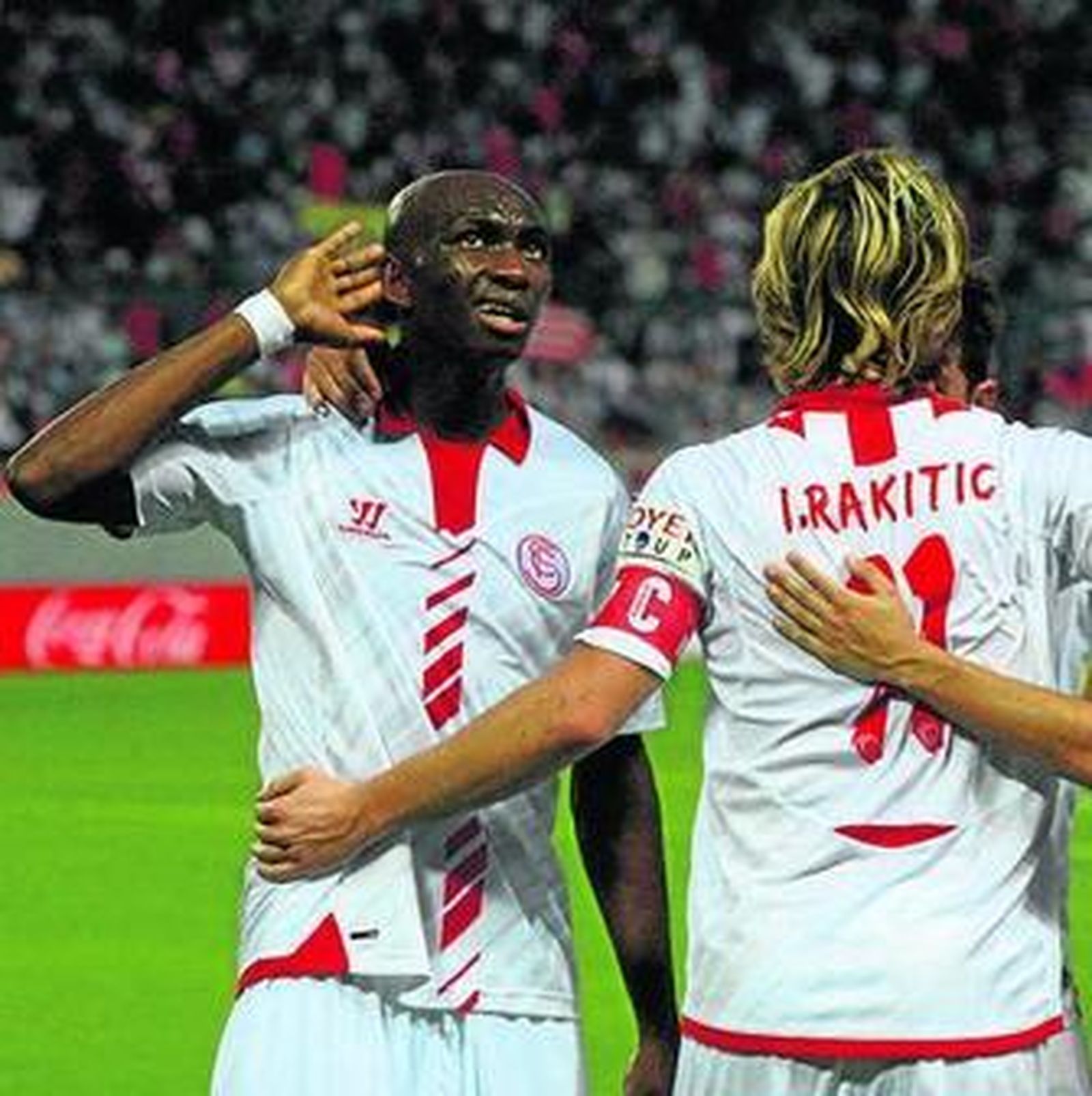 Rakitic, junto a M'Bia, celebran el segundo tanto del Sevilla.