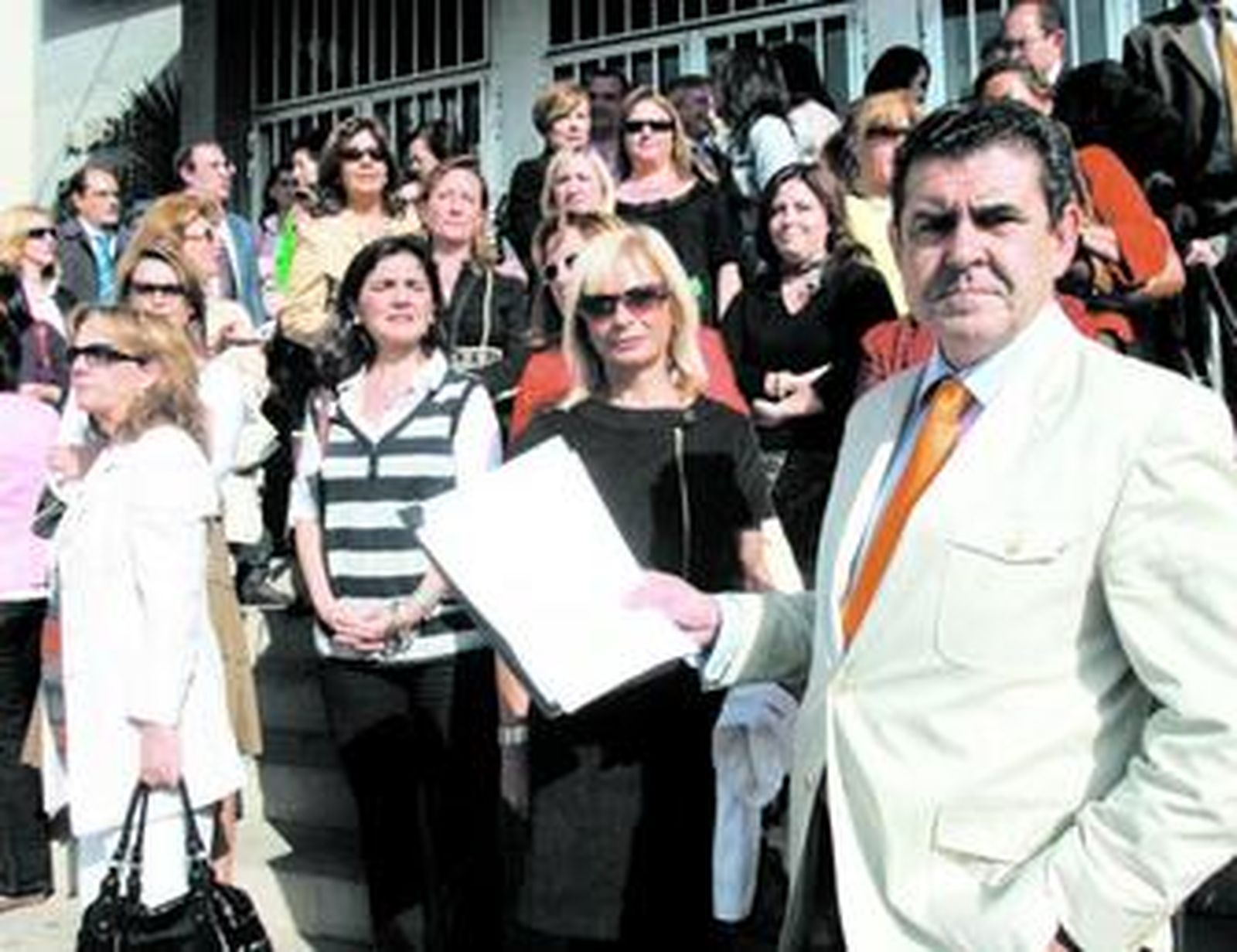 José Antonio Guerra sostiene el comunicado aprobado por unanimidad.