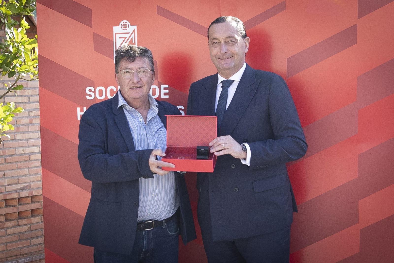 La entrega de insignias del Granada a sus abonados, en imágenes