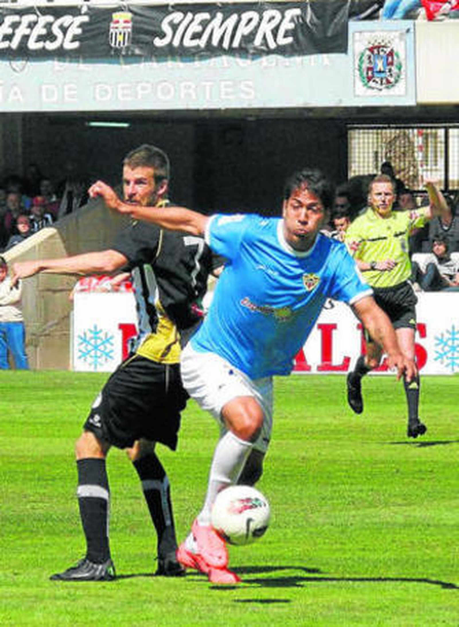 Ulloa, siempre vigilado de cerca por el contrario.