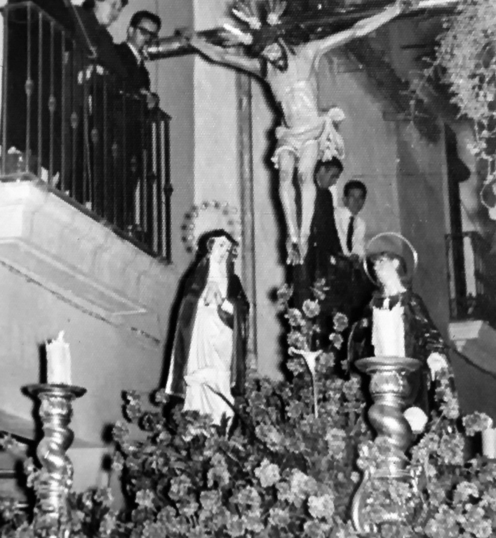 Cristo del Amor a finales de los años 50 por la parte alta de la calle Gutiérrez de los Ríos.