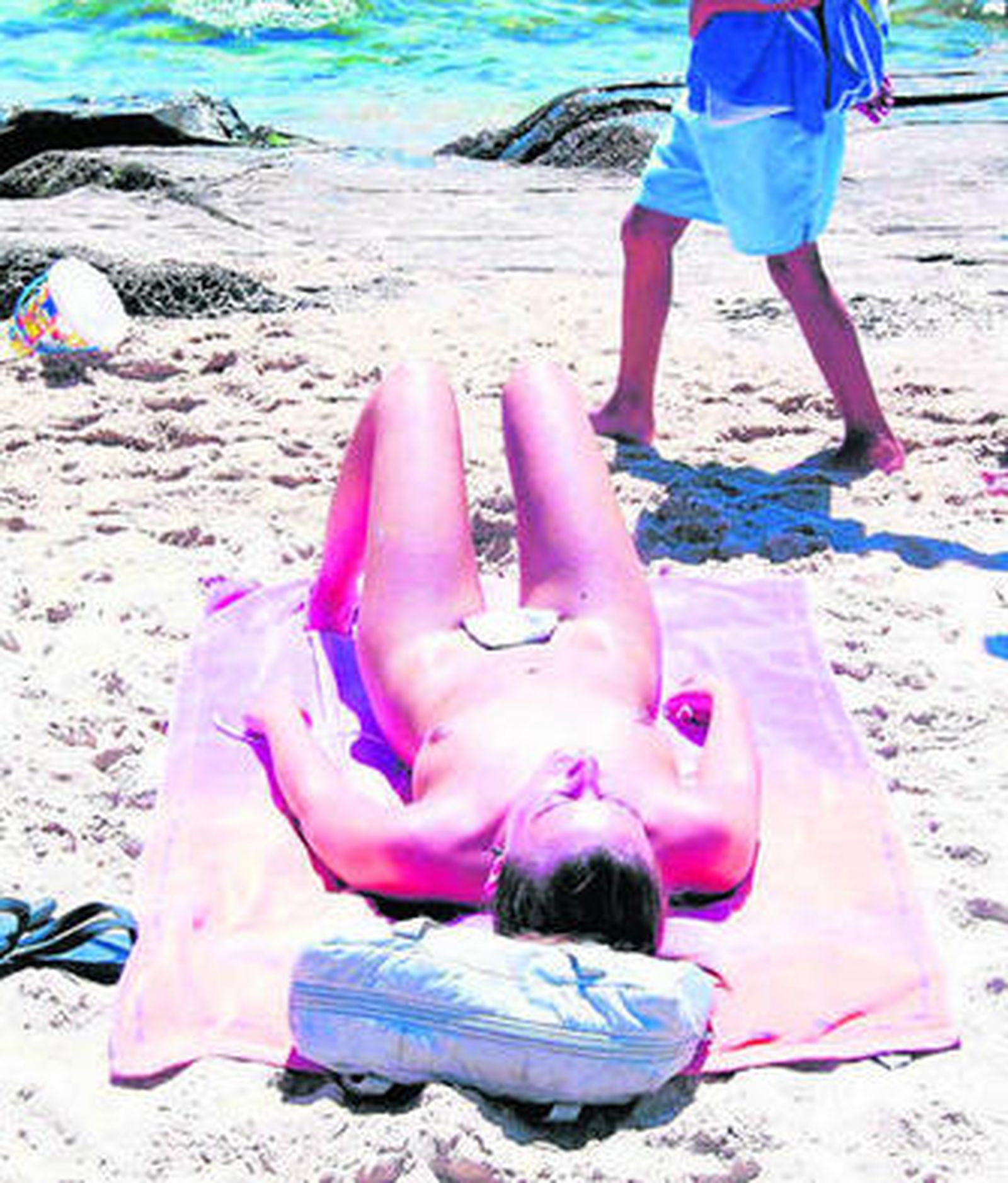 Una mujer practica nudismo en una de las playas de Tarifa, en una imagen de archivo.