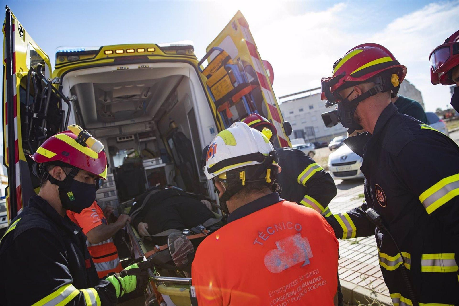 Imagen de archivo de bomberos en un rescate
