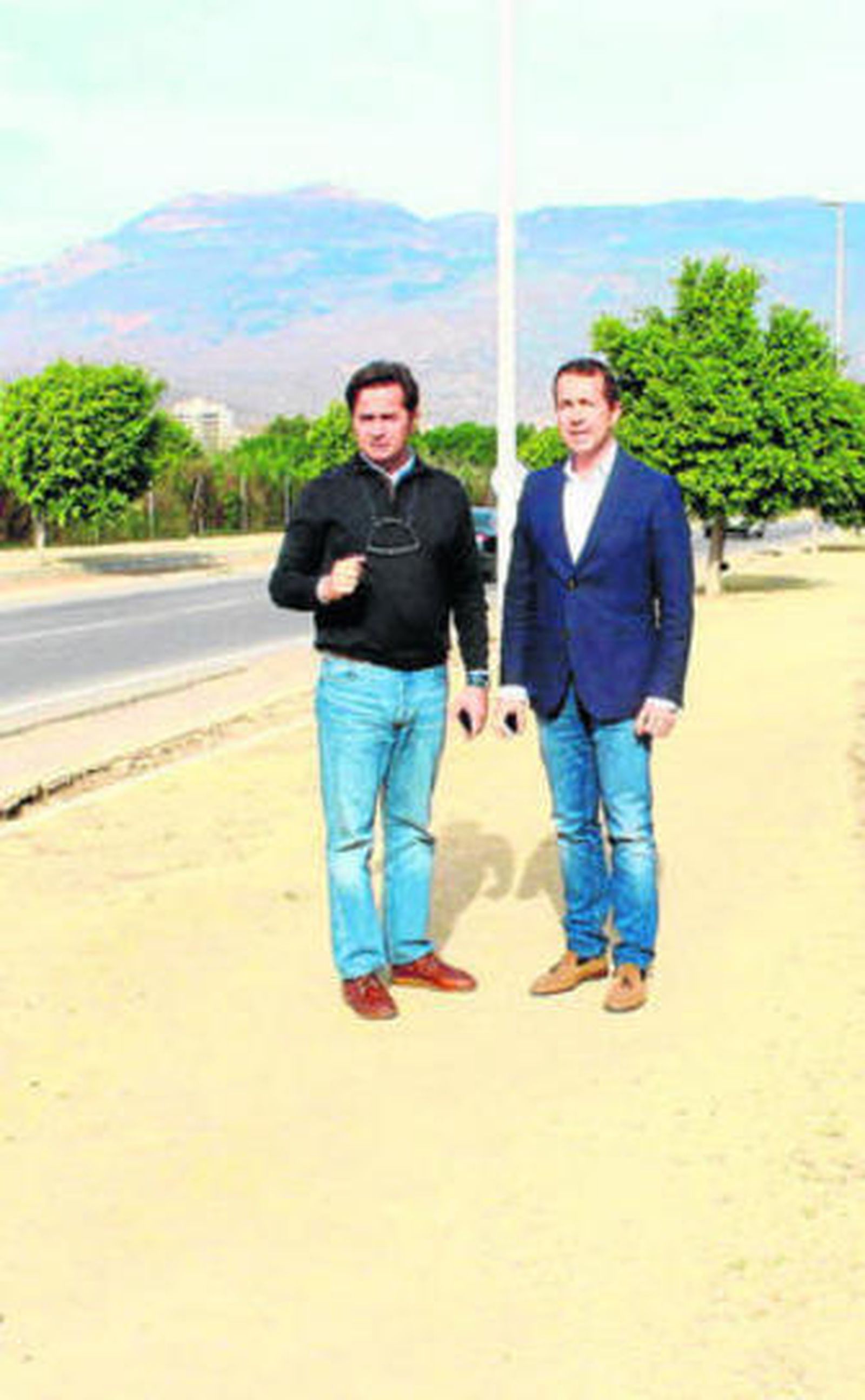 Alcalde y gerente de DUE durante una visita a unas obras.