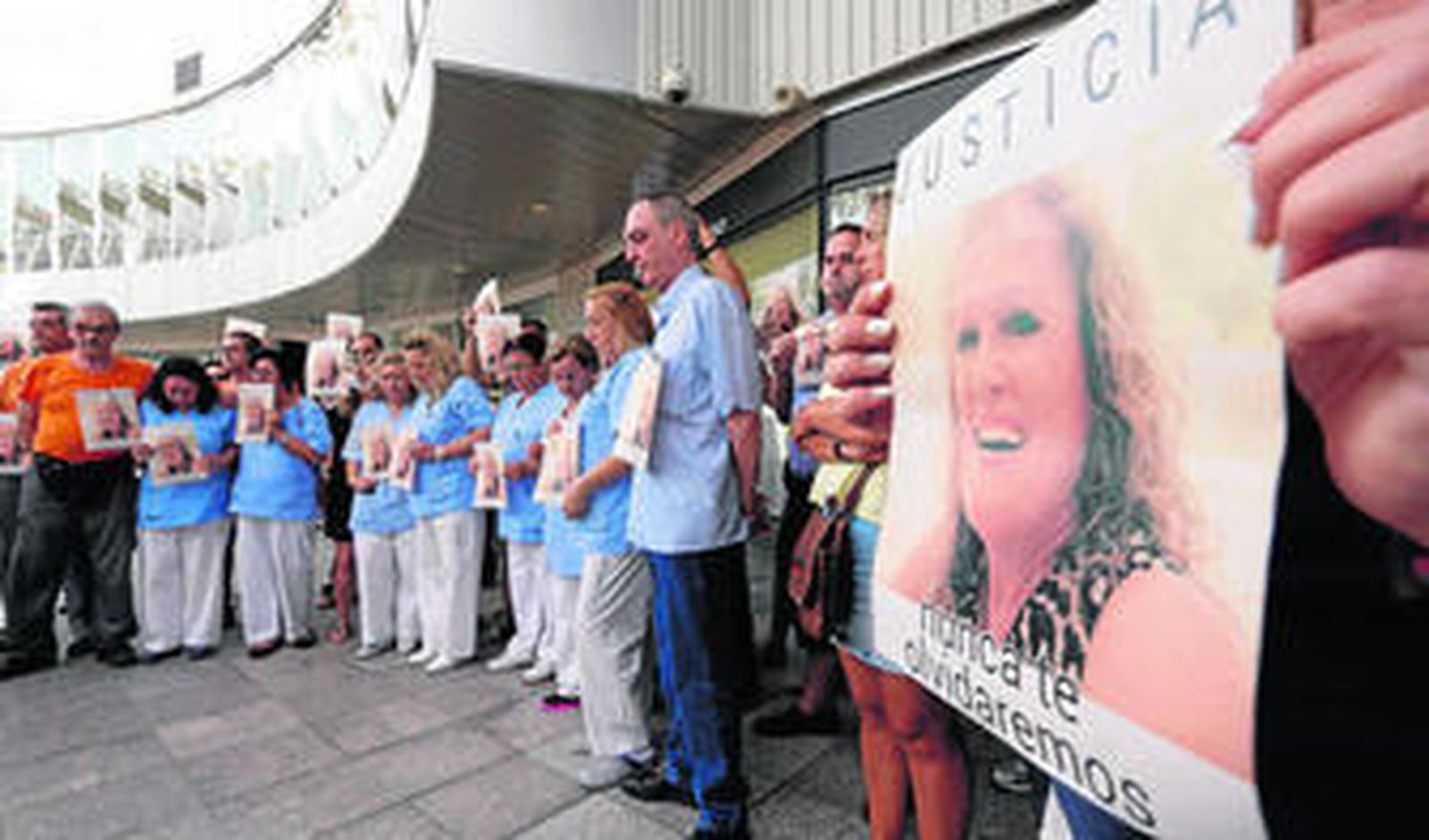 Los empleados del Nervión Plaza recuerdan a María Gracia Martínez, ayer en la plaza central del recinto.