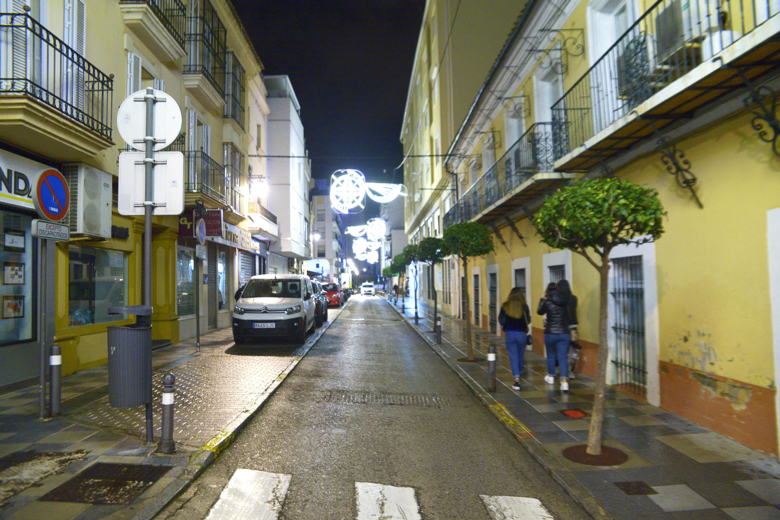Fotos de ambiente de las calles de Algeciras el primer fin de semana de horario nocturno.