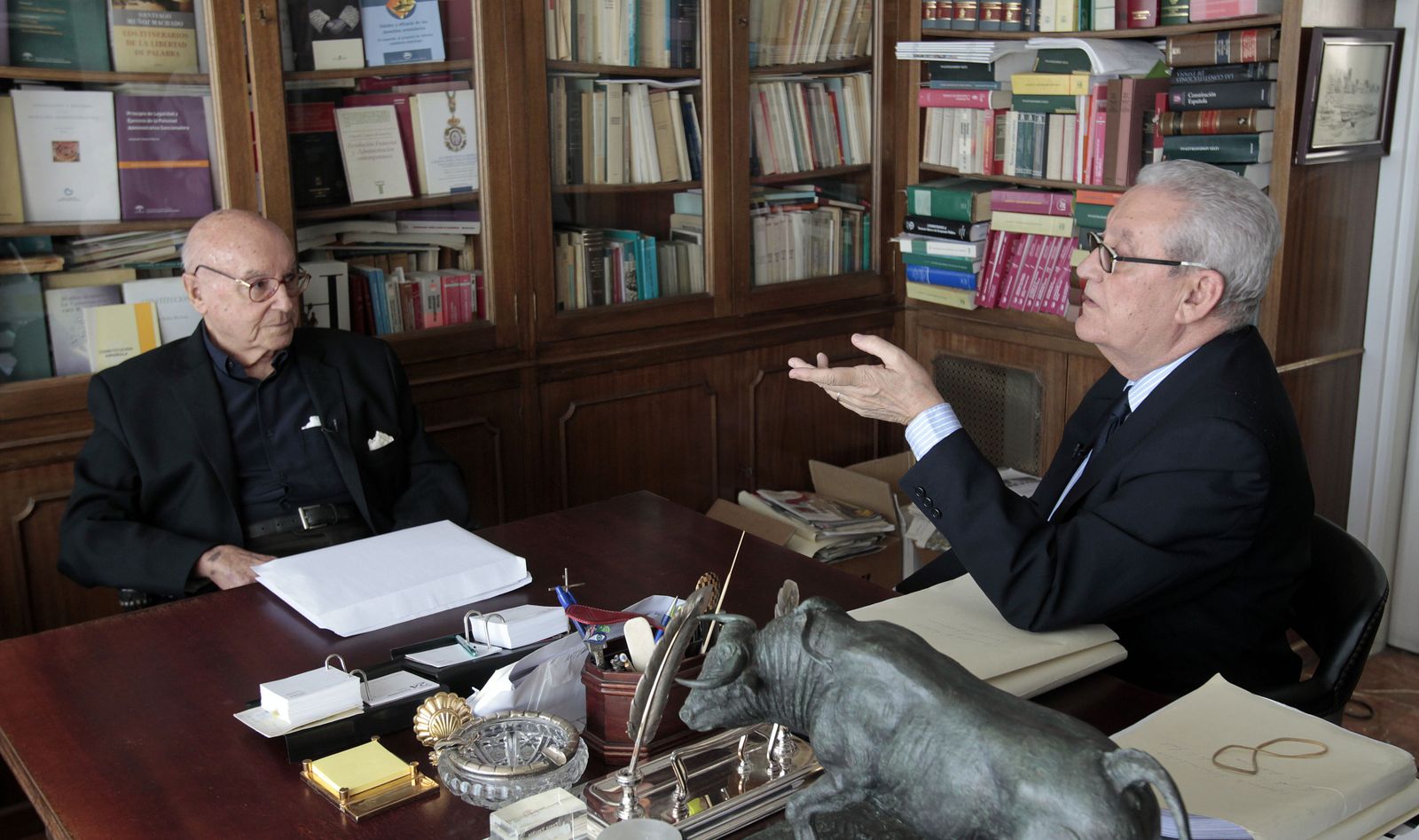 El ex presidente andaluz Rafael Escuredo y el ex ministro Manuel Clavero, en una imagen de 2014.