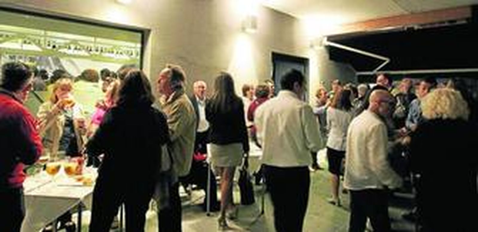 Muchos de los asistentes se reunieron en la terraza.