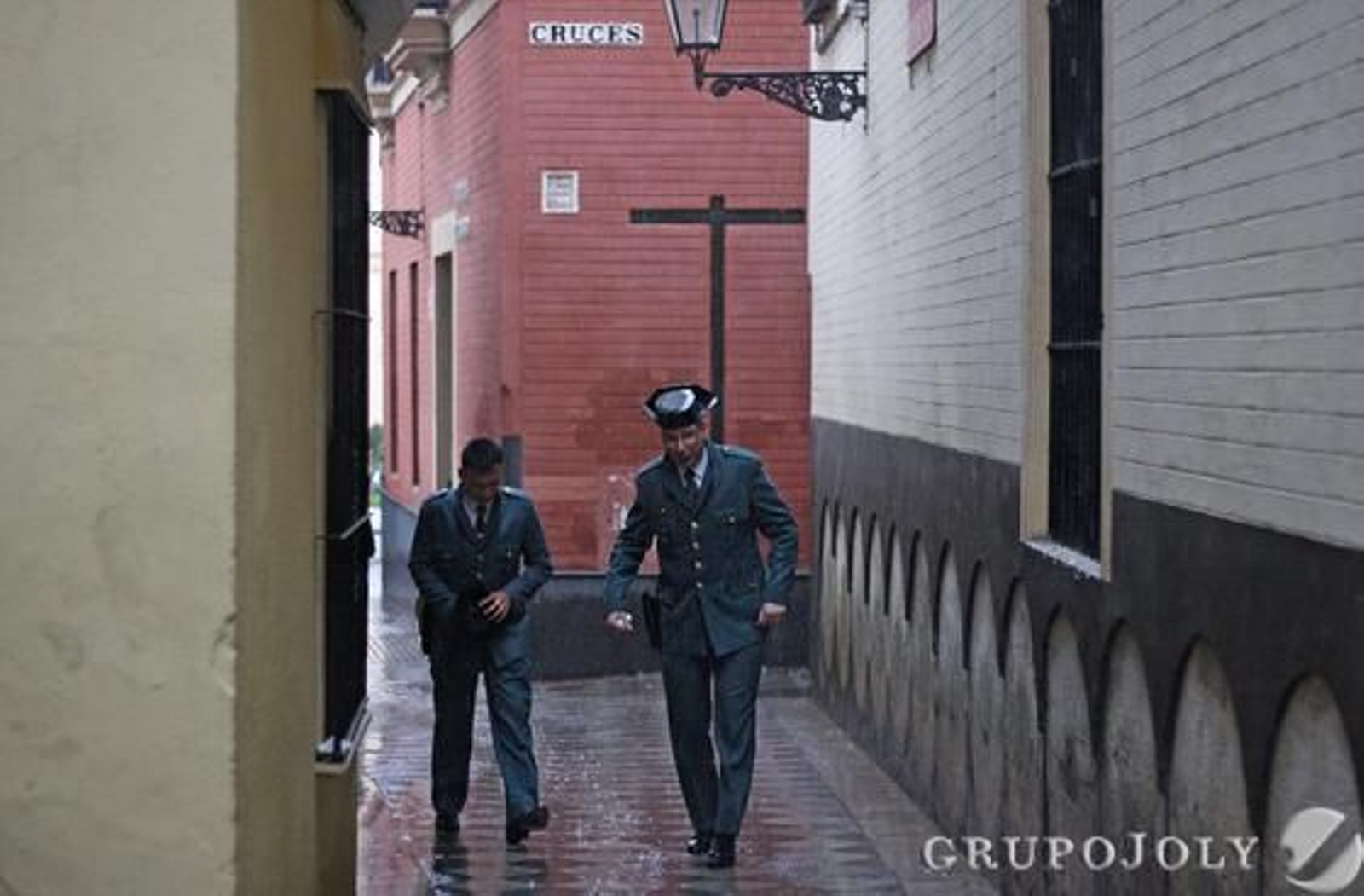 La lluvia cayó con fuerza a la hora de salida de la Hermandad de Santa Cruz que obligó a los hermanos a llegar a la Parroquia con paraguas.

Foto: B.Vargas