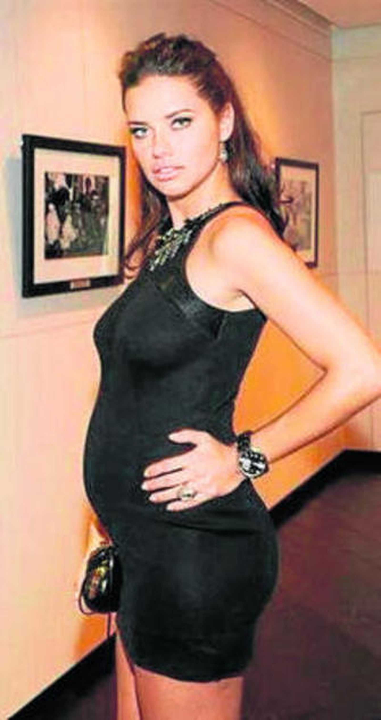 Adriana Lima luce tripita de embarazada