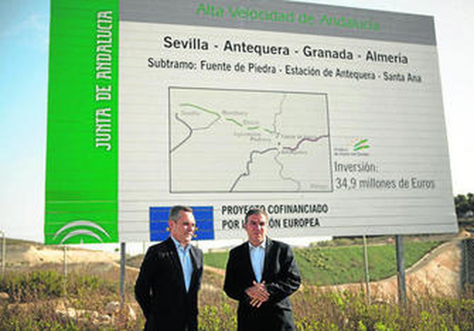 Juan Bueno y Elías Bendodo, ayer, ante un cartel informativo del proyecto.