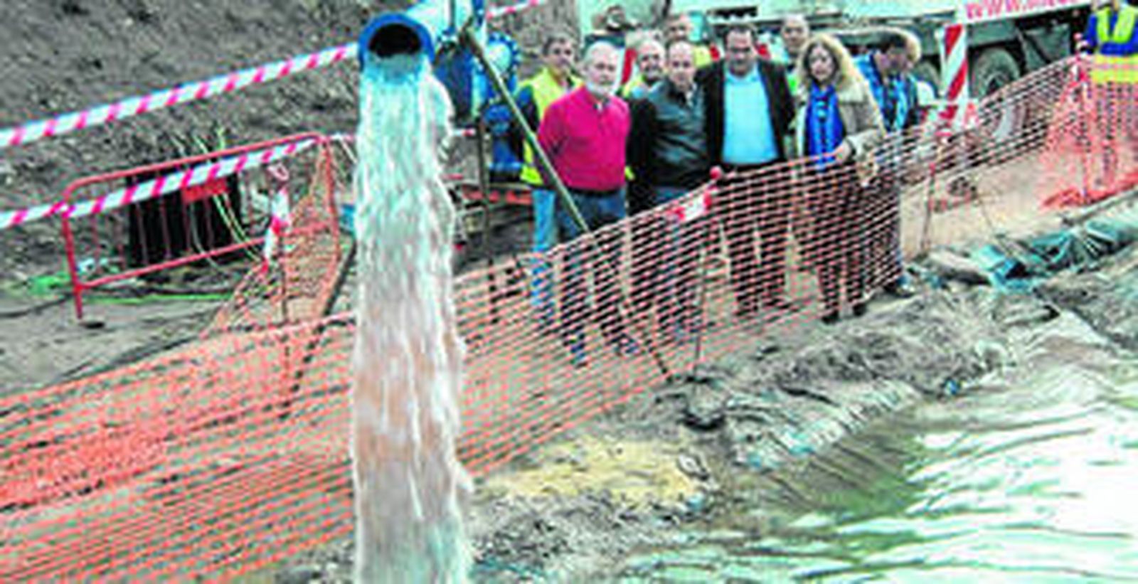 Responsbles de la Junta, de la Mancomunidad dle Bajo Andarax y alcaldes han visitado el nuevo sondeo.