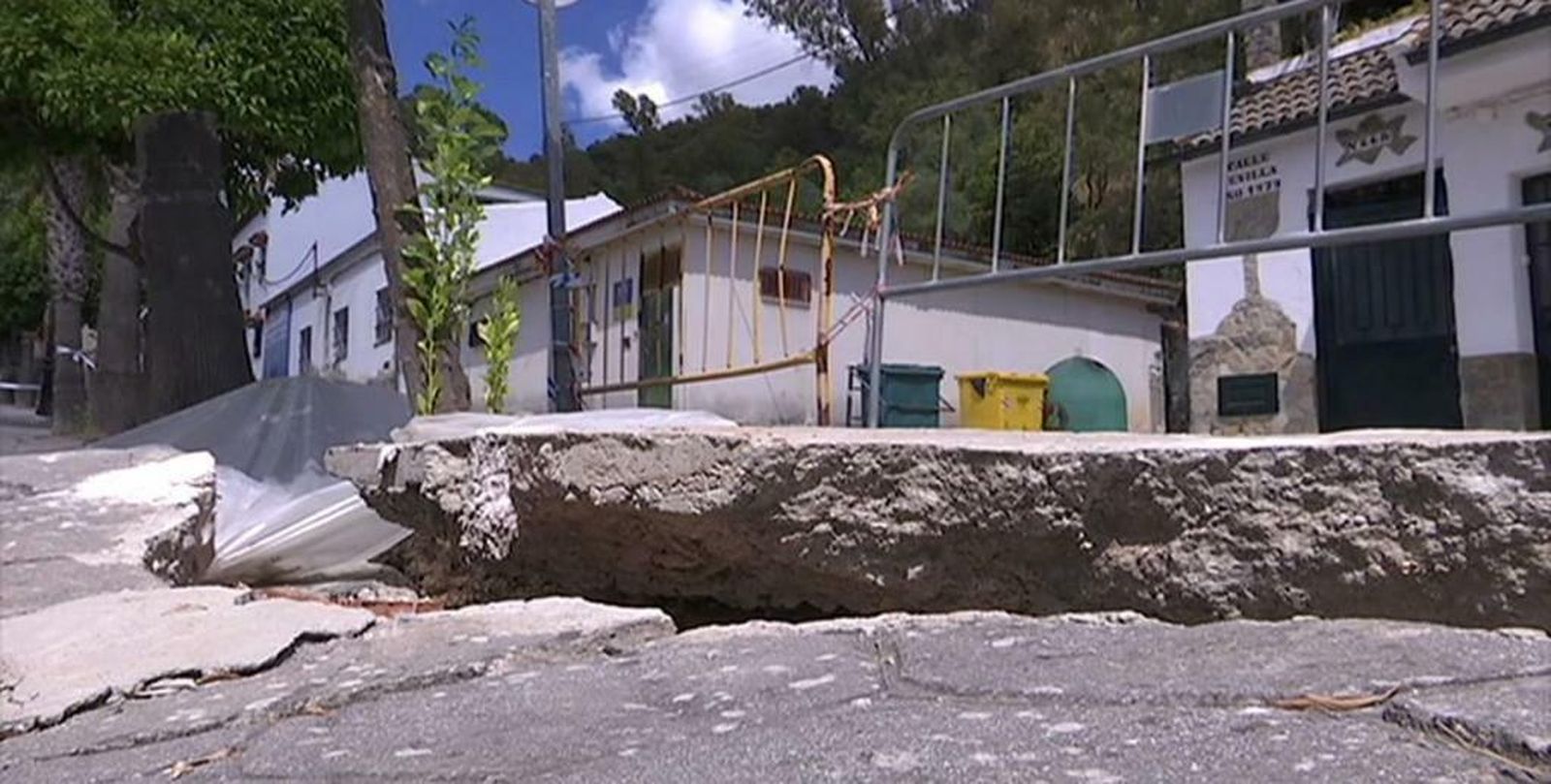 Una de las calles con grandes grietas, que ha sido cerrada a peatones y tráfico rodado.