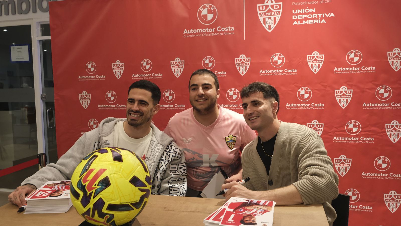 Jon Mocillo y Miguel de la Fuente firman autógrafos en Automotor Costa BMW