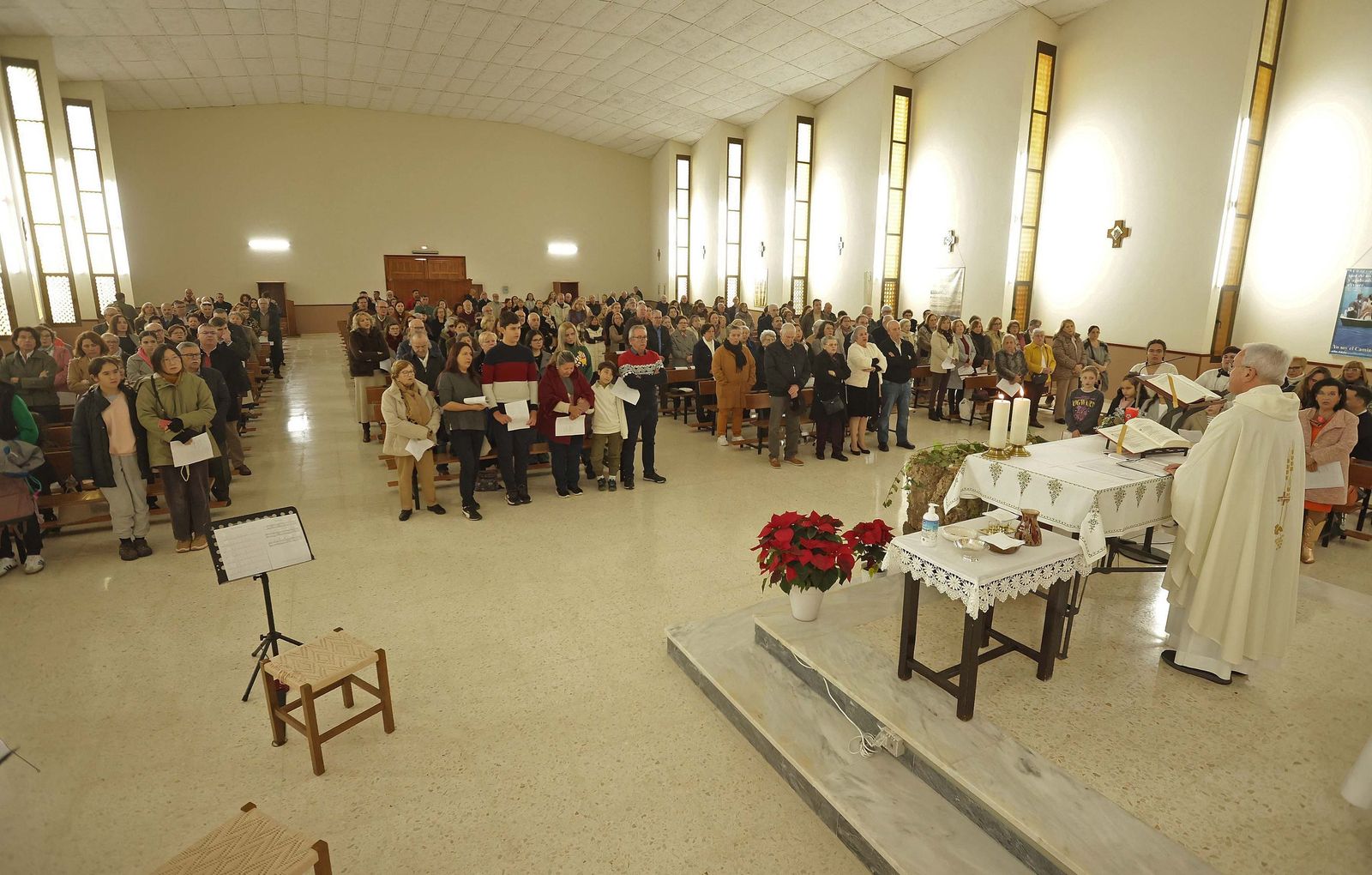 Fotos de la misa conmemorativa de los 50 años de dedicación del padre Pedro a la parroquia y al barrio de La Piñera