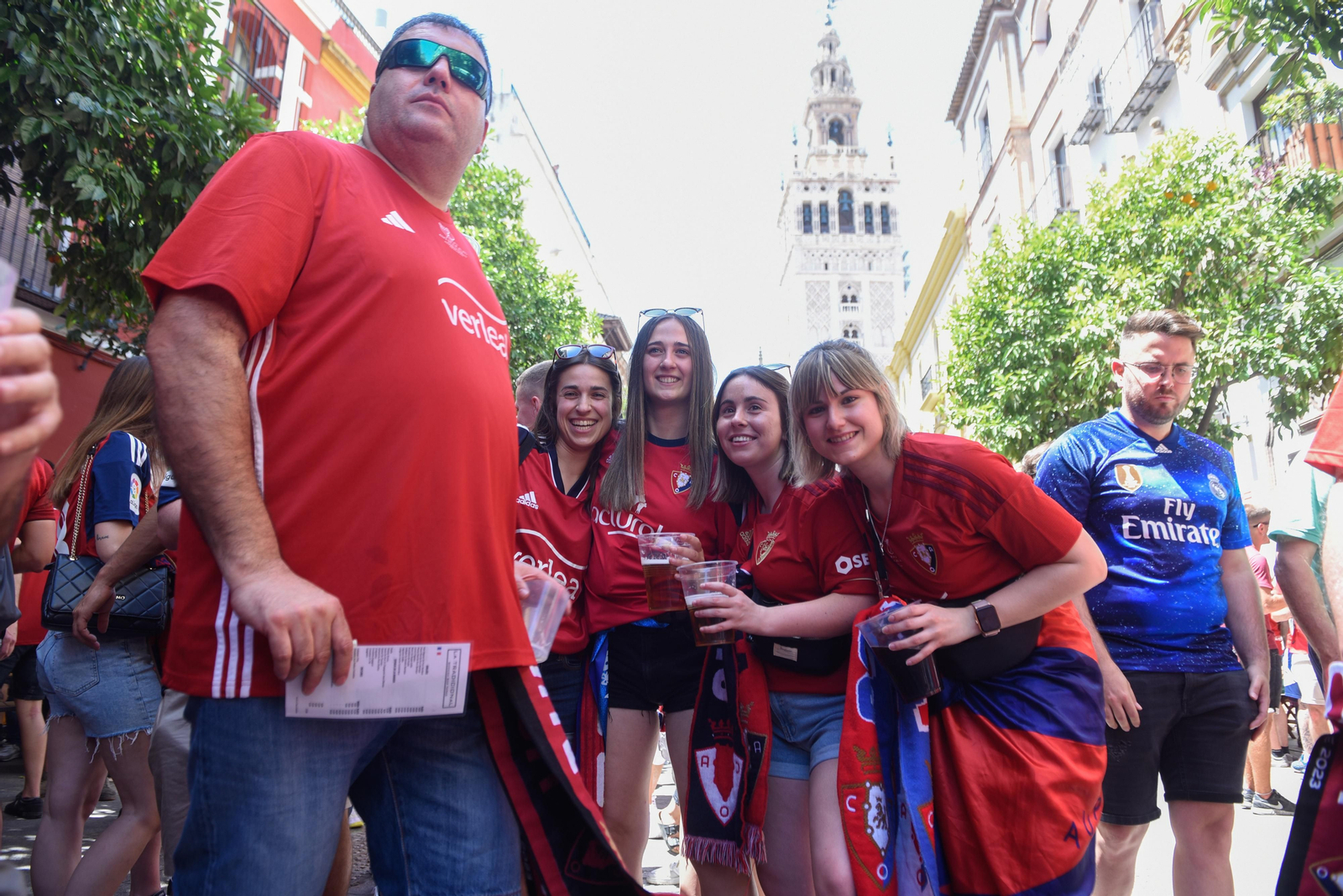 Búscate en la galería gráfica de las aficiones de Osasuna y Real Madrid en Sevilla