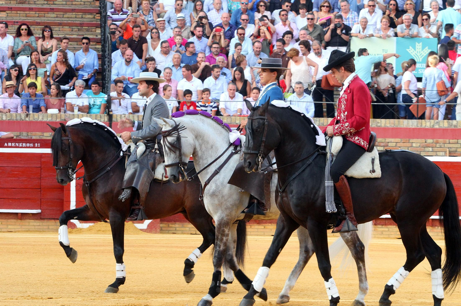 Imágenes de la corrida de rejones de Pablo Hermoso de Mendoza, Andrés Romero y Lea Vicens.