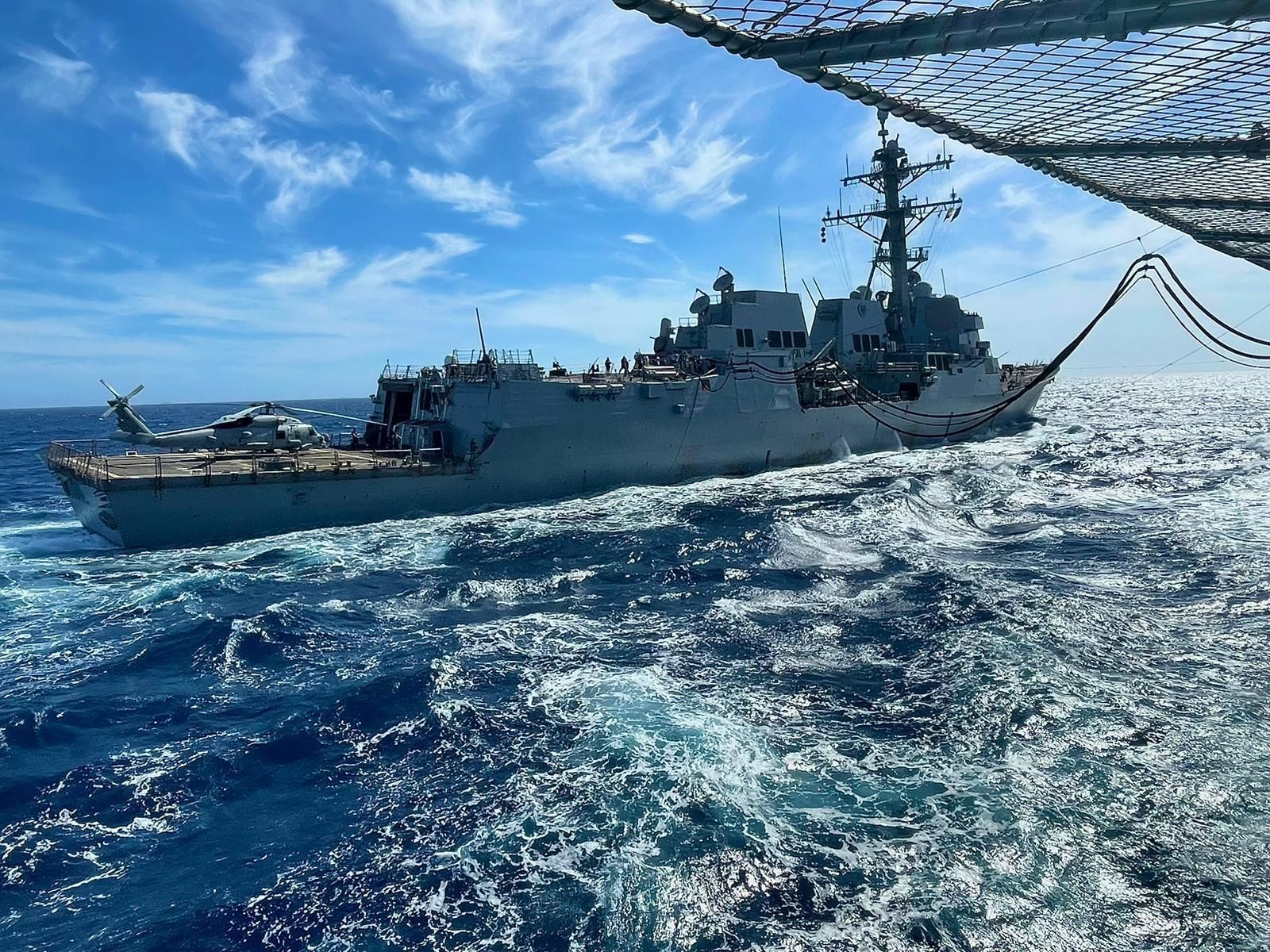 El Patiño realiza un aprovisionamiento doble con el USS James E Williams y el HMCS Fredericton de Canadá.