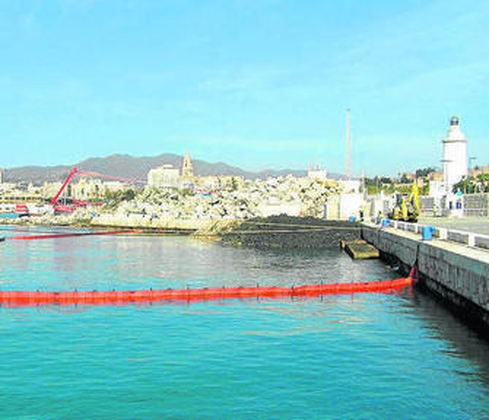 Inicio del relleno de lo que será el nuevo muelle crucerístico del puerto.