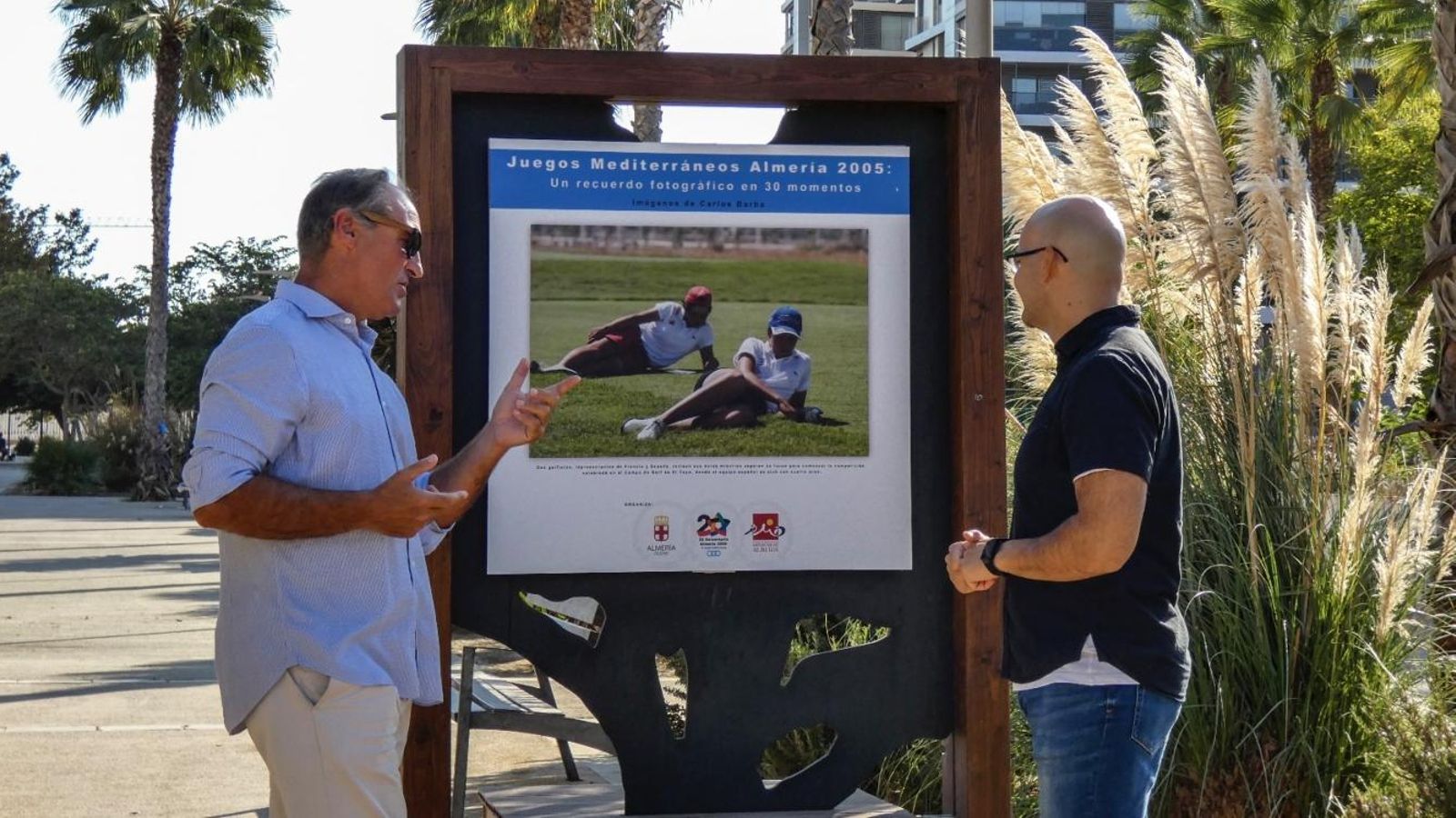 El concejal Antonio Casimiro analiza una de las imágenes junto con el fotógrafo Carlos Barba.