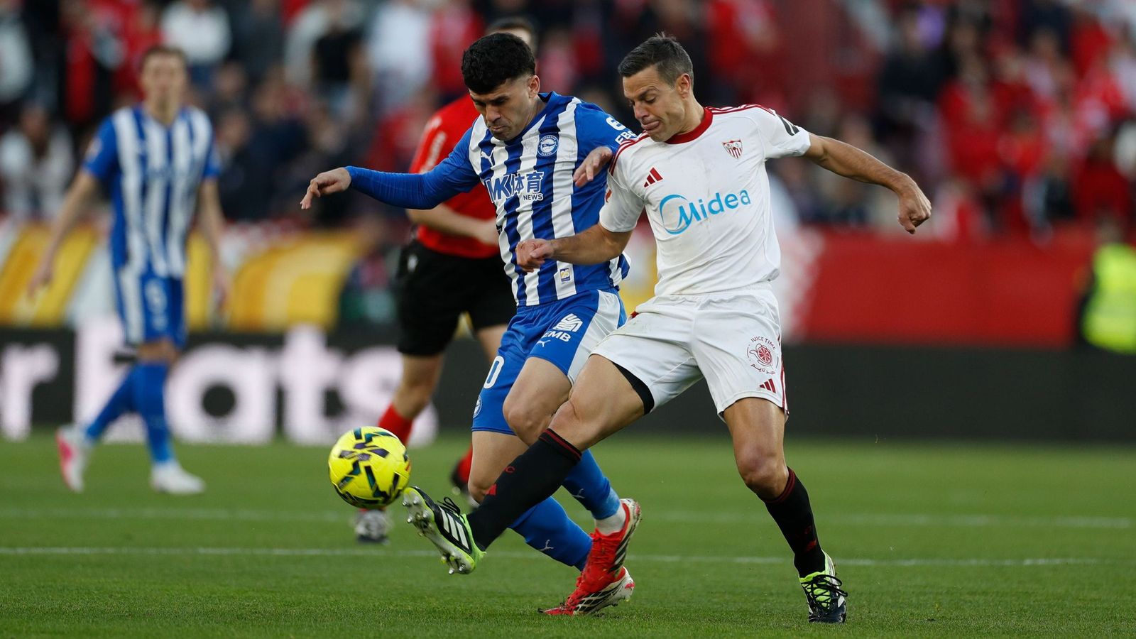 Azpilicueta lucha por el balón con Aleña.