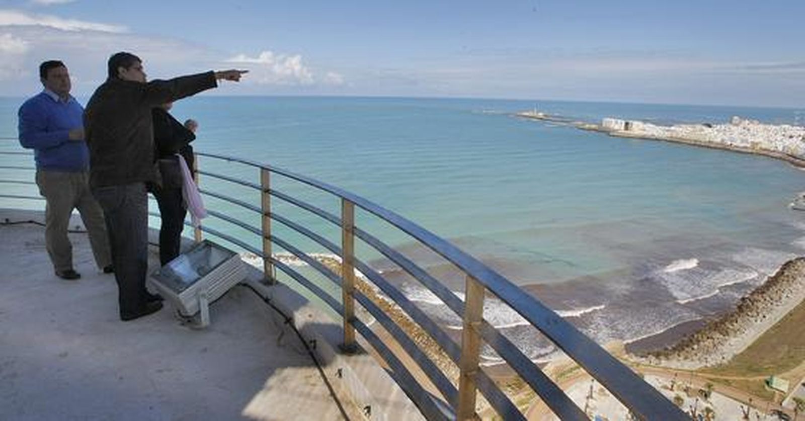 Una visita a lo alto del Pirulí ofrece una singular vista Cádiz. 

Foto: Jose Braza