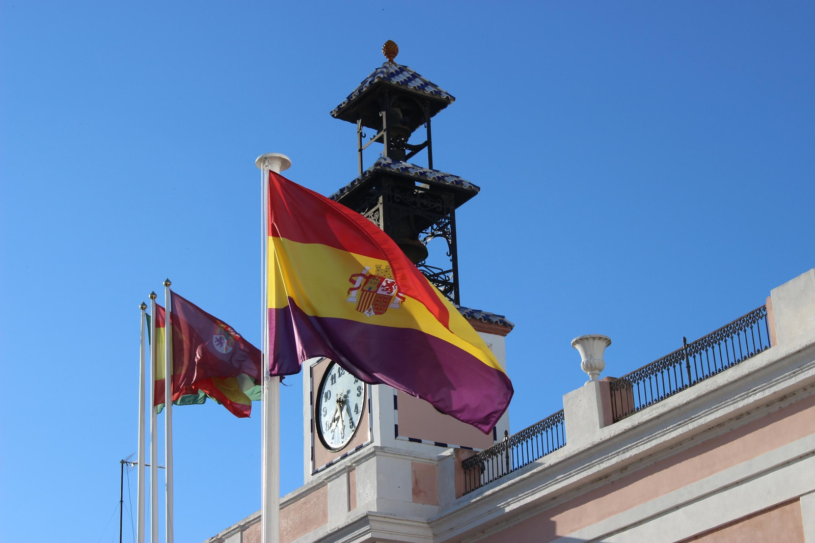 Bandera de la Republicana en el patio de la Casa Consistorial