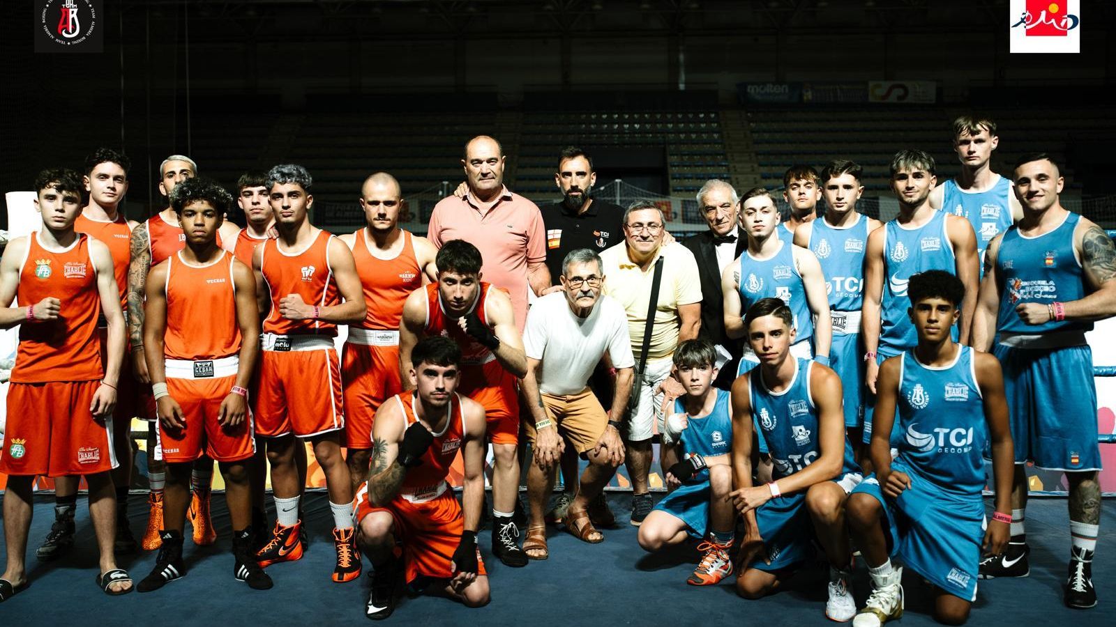 Los distintos participantes de la Velada de Boxeo de la Feria de Almería posan al término de los distintos combates celebrados.