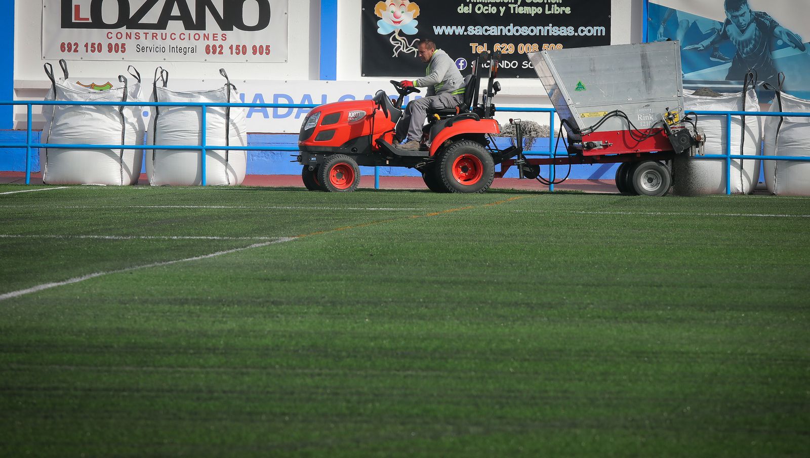 Así luce el Estadio Municipal de Guadalcacín tras el cambio de césped