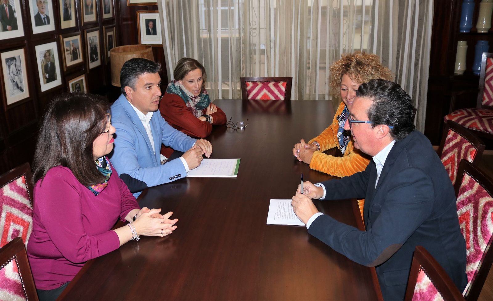 Pilar Marín y Manuel Andrés González se reúnen con los farmacéuticos de Huelva.