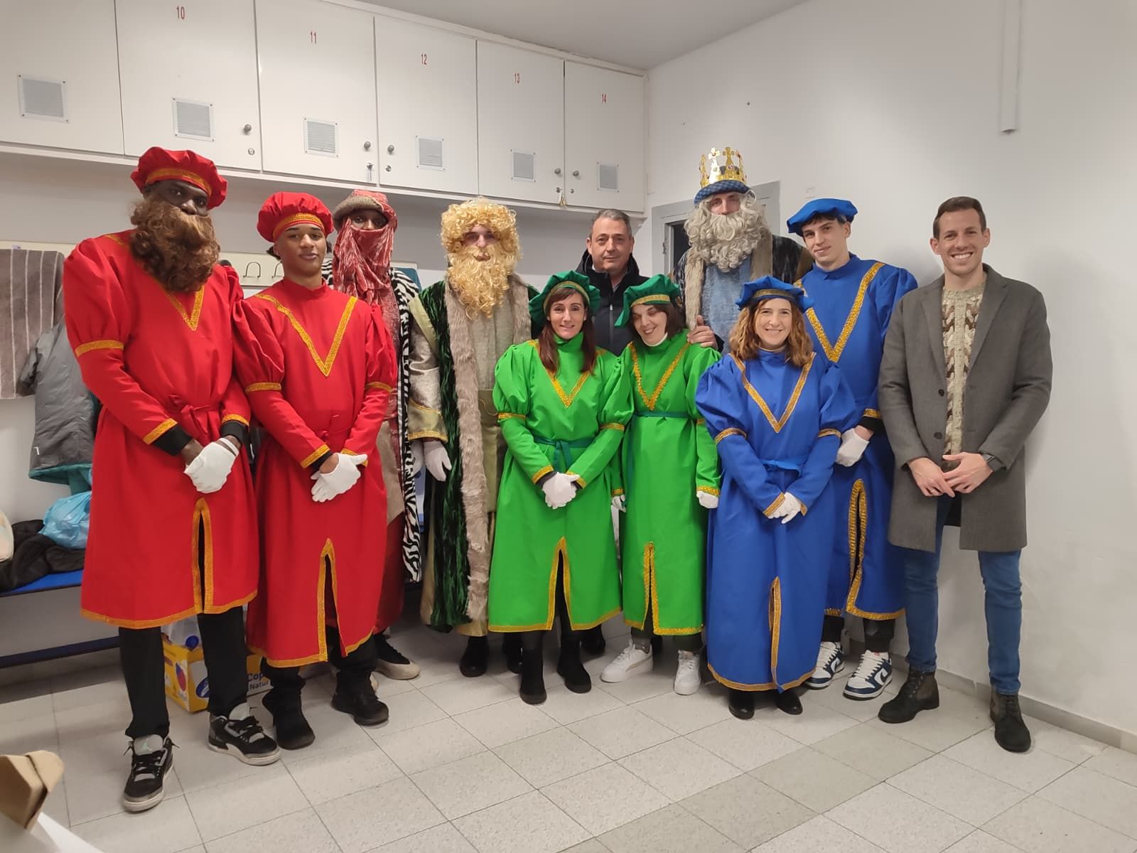Los Reyes Magos realizan un espectacular acto en Tíjola: el público disfruta de música y bailes
