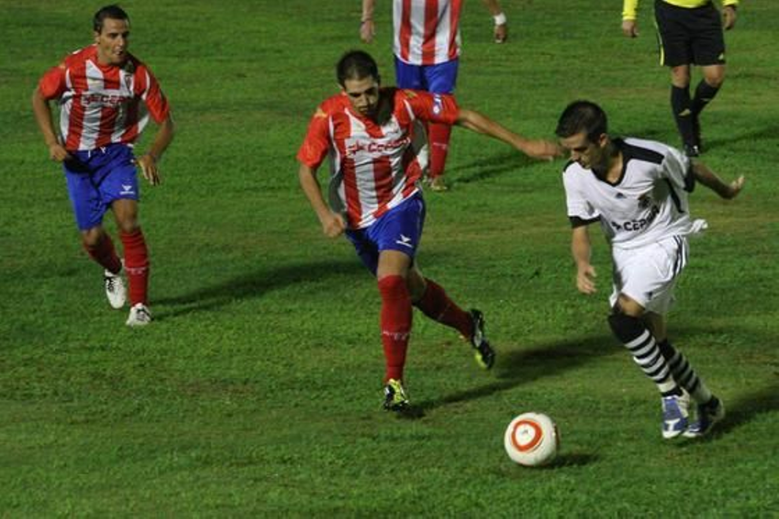 El Algeciras se hace con el trofeo Virgen de La Palma tras superar a la Balona en la tanda de penaltis./Fotos: Paco Guerrero

Foto: Paco Guerrero