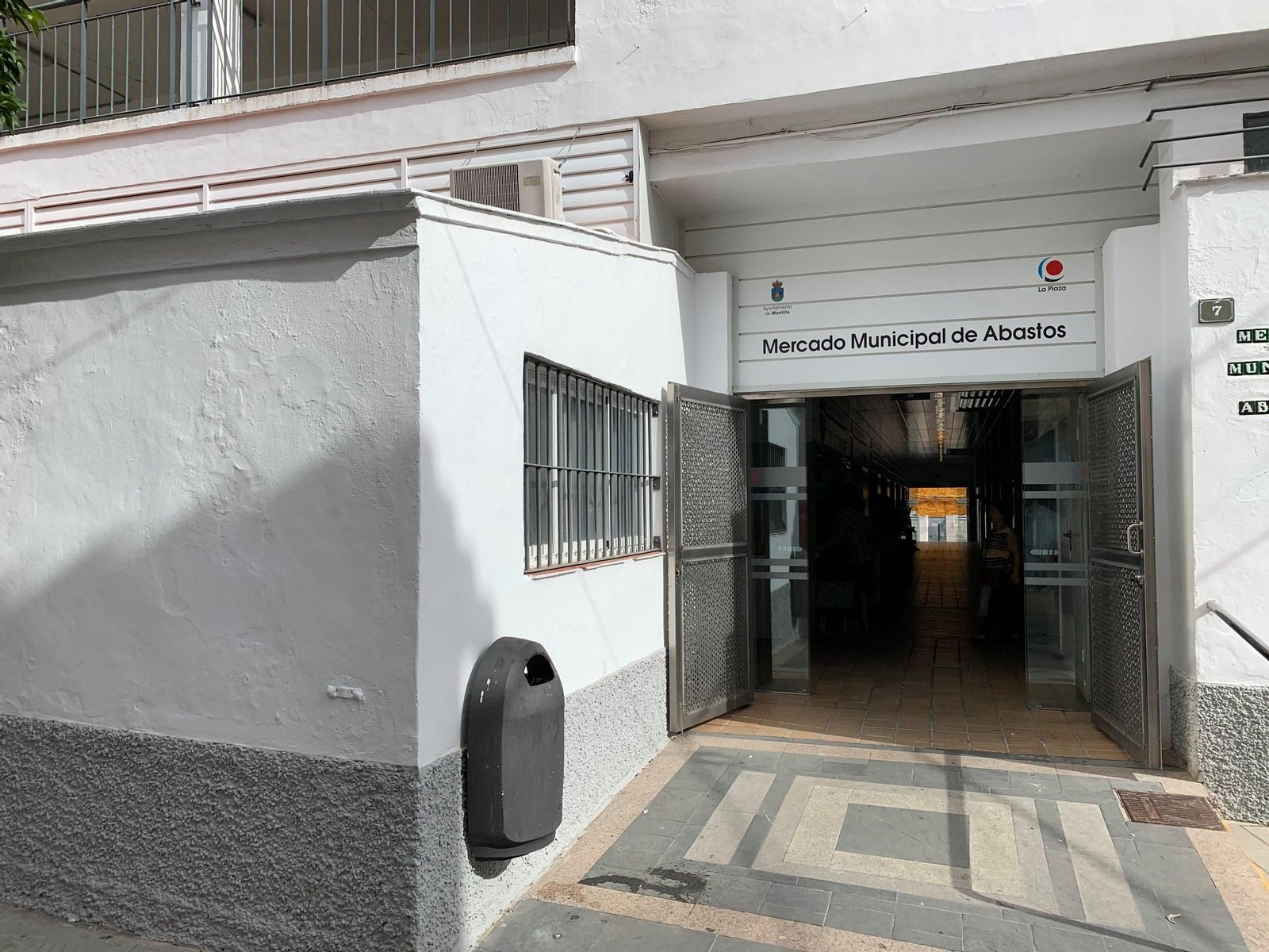 Una entrada a la plaza de abastos de Montilla.