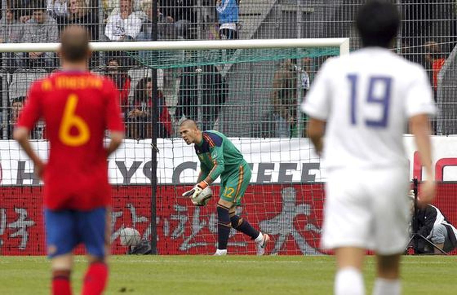 Valdés recoge un balón fácil. /EFE