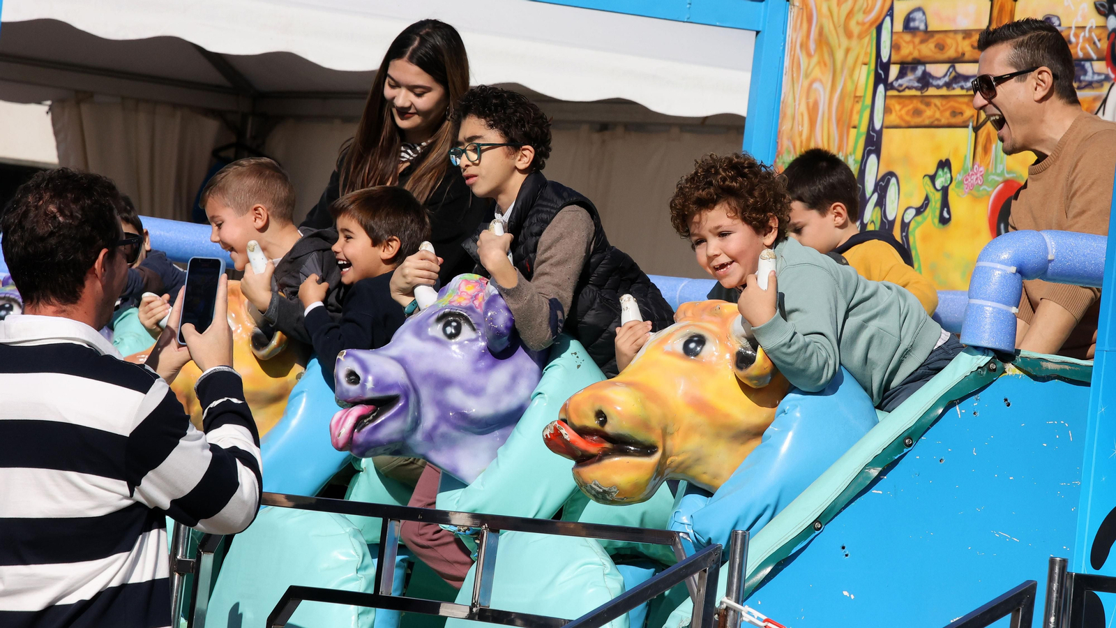 El parque de atracciones de Navidad junto a la Feria volvió a llenarse este sábado El parque de atracciones de Navidad junto a la Feria volvió a llenarse este sábado