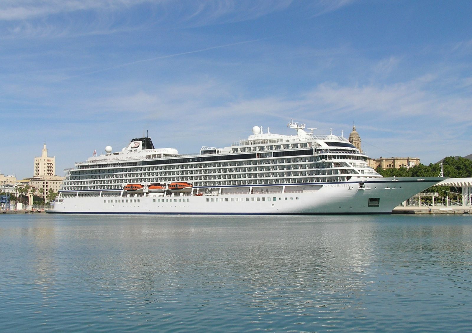 El buque 'Viking Jupiter' en el puerto de Málaga.