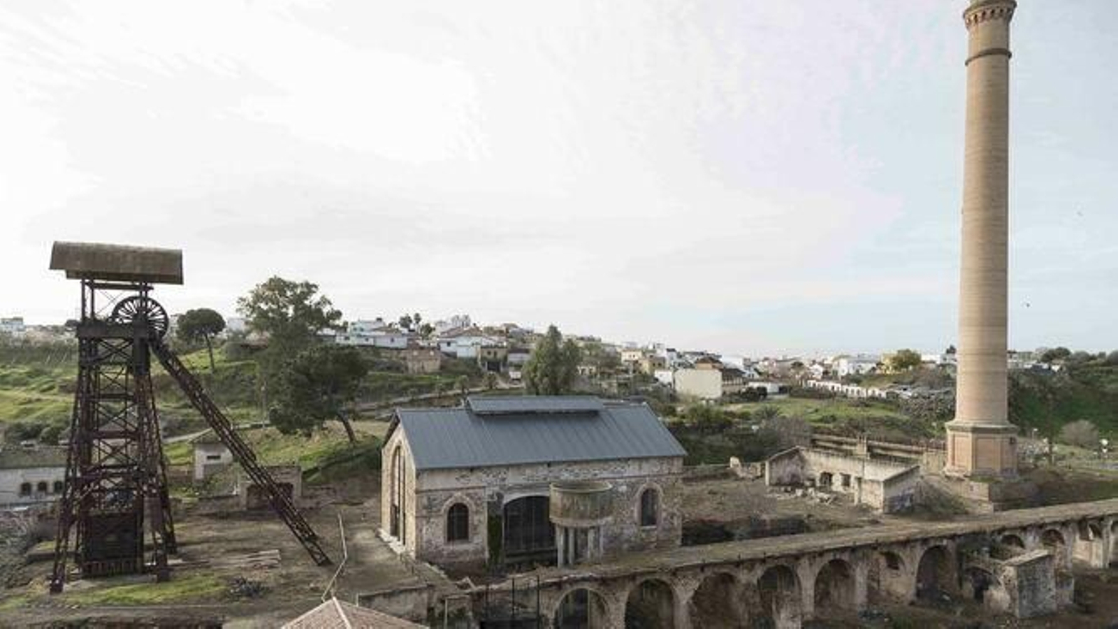 Al fondo, viviendas de Villanueva del Río y Minas, desde el complejo minero del Pozo 5, que se recupera para su uso turístico.