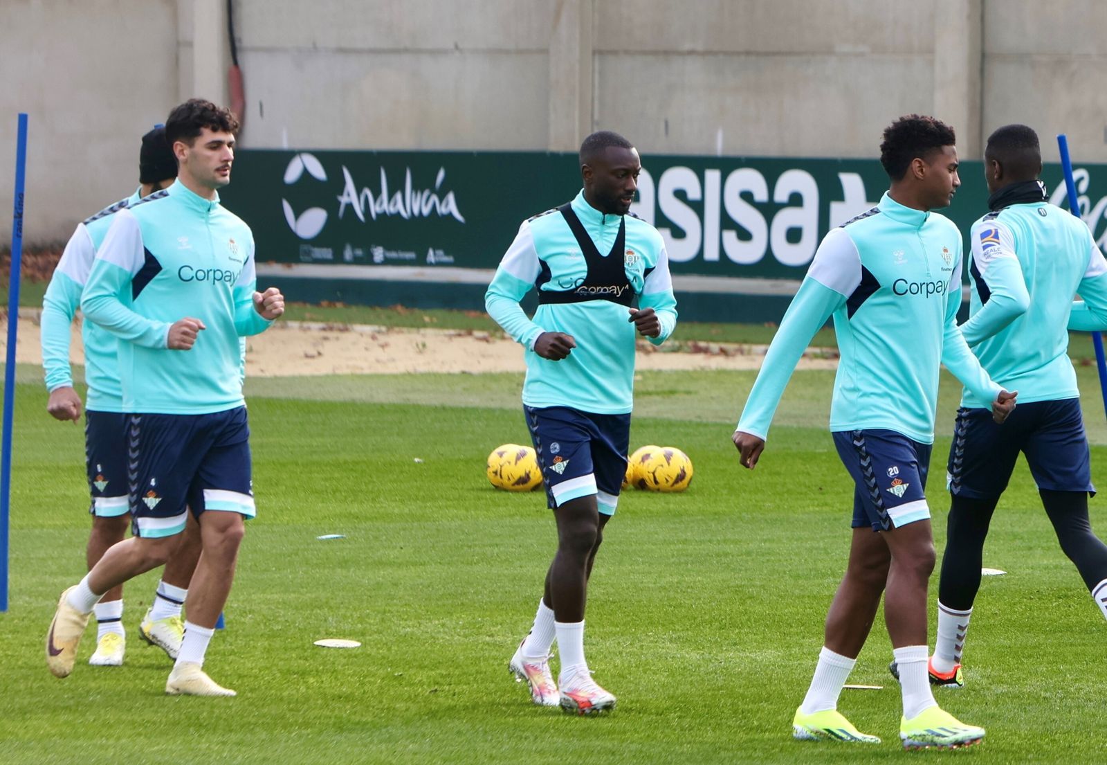 Las fotos del primer entrenamiento de Johnny Cardoso con el Betis